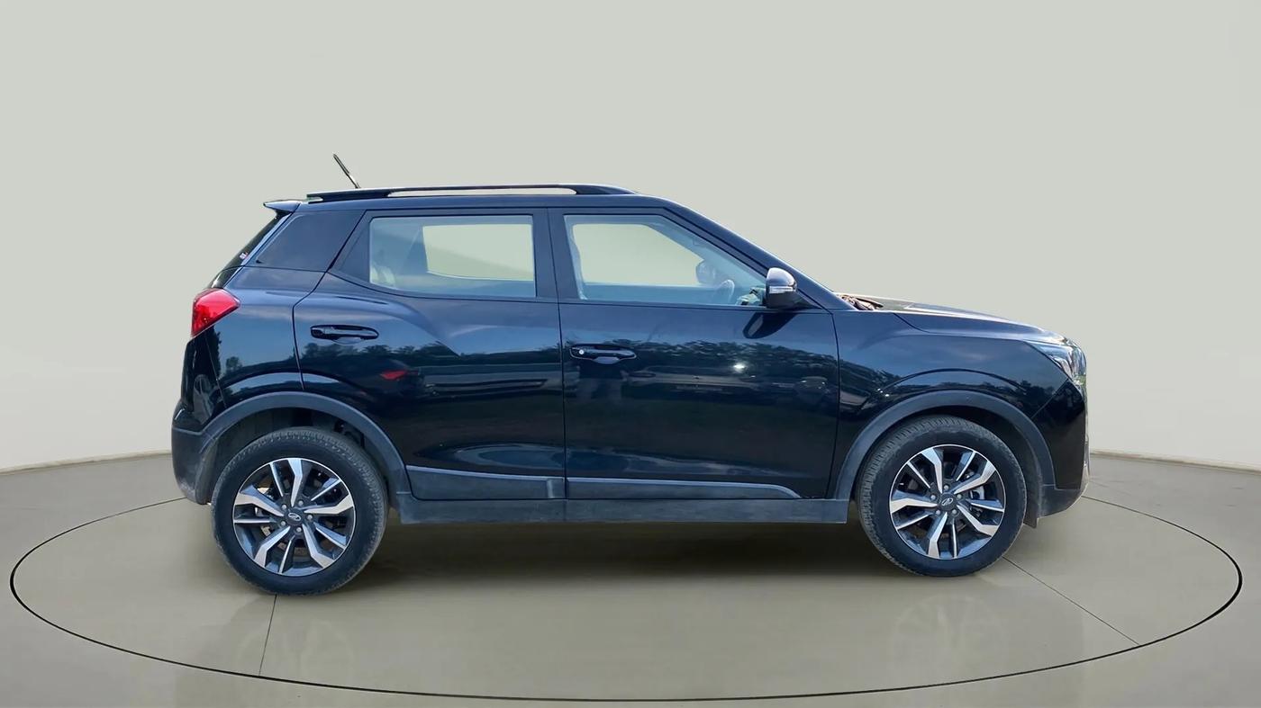 2021 Mahindra XUV300 W8 (O) 1.2 PETROL, Petrol, Manual, 16,117 km, Right Side View