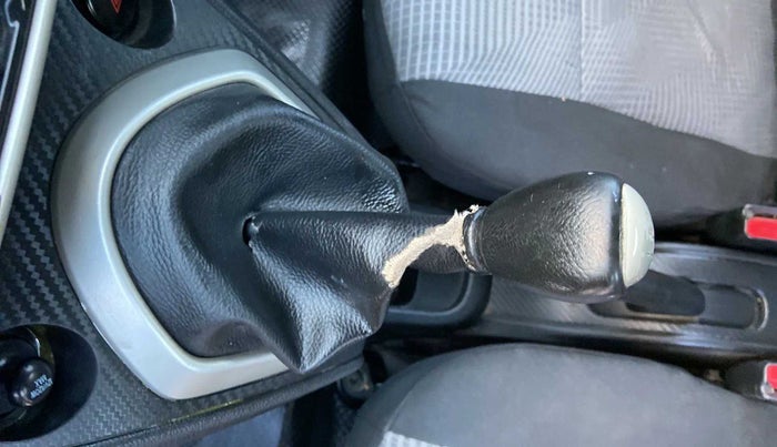 2019 Datsun Go Plus T(O), Petrol, Manual, 80,257 km, Gear lever - Boot cover slightly torn