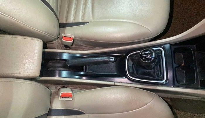 2016 Maruti Ciaz ZXI, Petrol, Manual, 82,952 km, Gear Lever