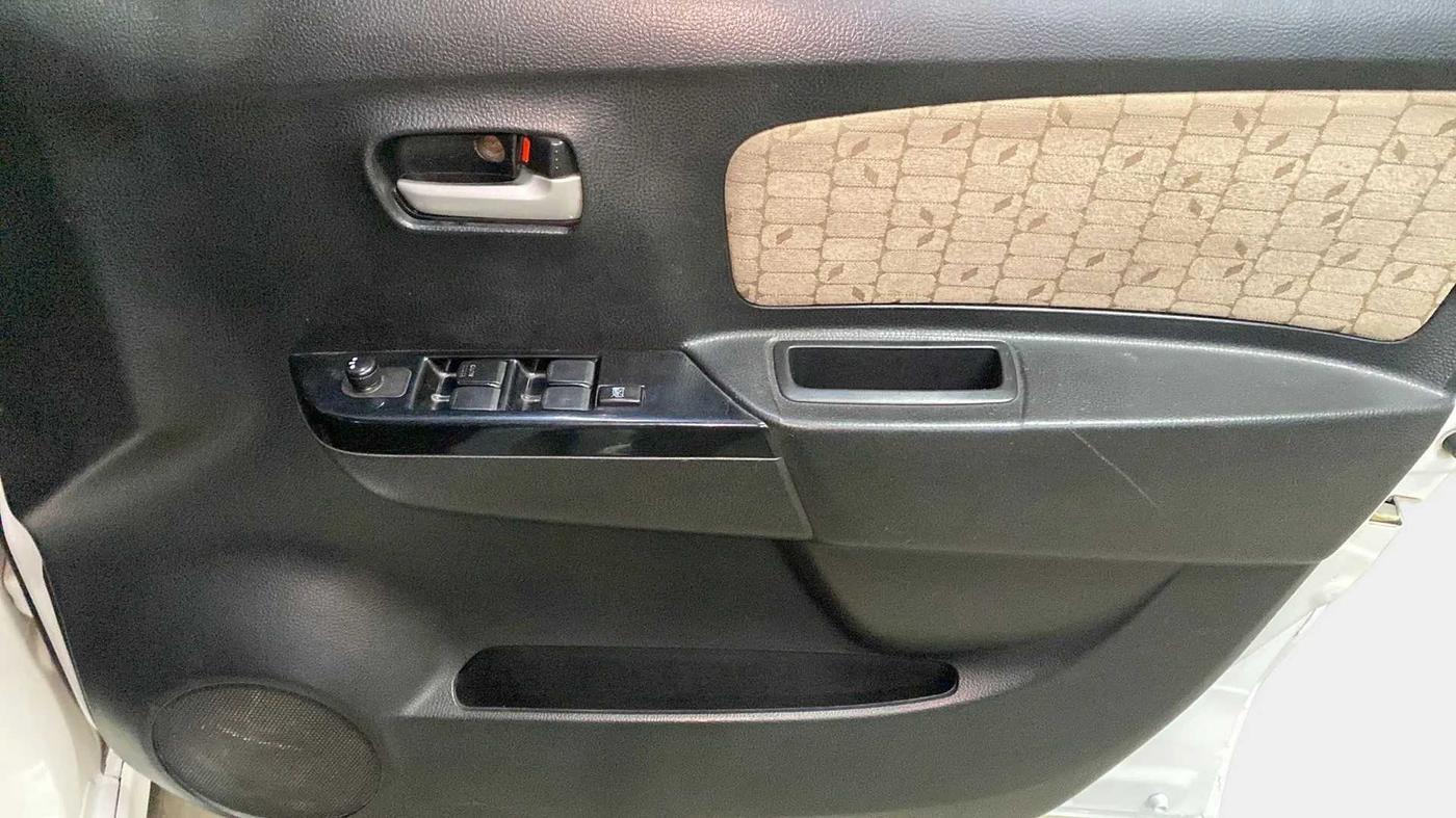 2017 Maruti Wagon R 1.0 VXI + (O) AMT, Petrol, Automatic, 55,172 km, Driver Side Door Panels Control