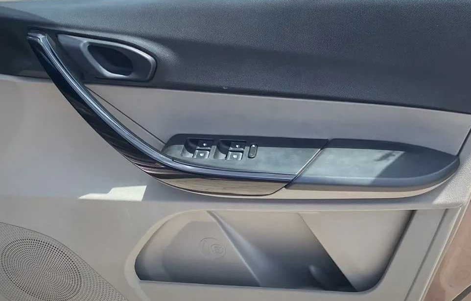 2017 Tata Tiago XT PETROL, Petrol, Manual, 24,763 km, Driver Side Door Panels Control