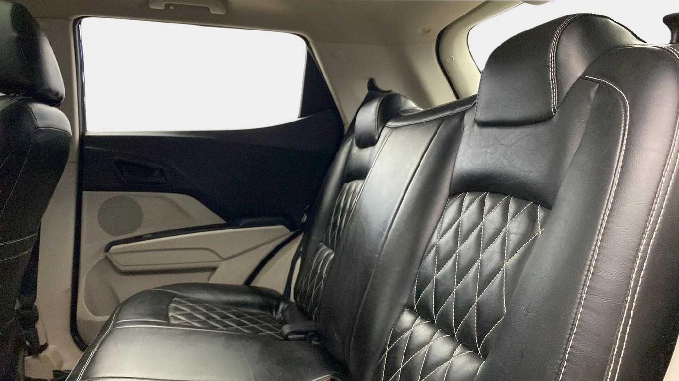 2022 Mahindra XUV300 W6 1.5 DIESEL, Diesel, Manual, 48,617 km, Right Side Rear Door Cabin