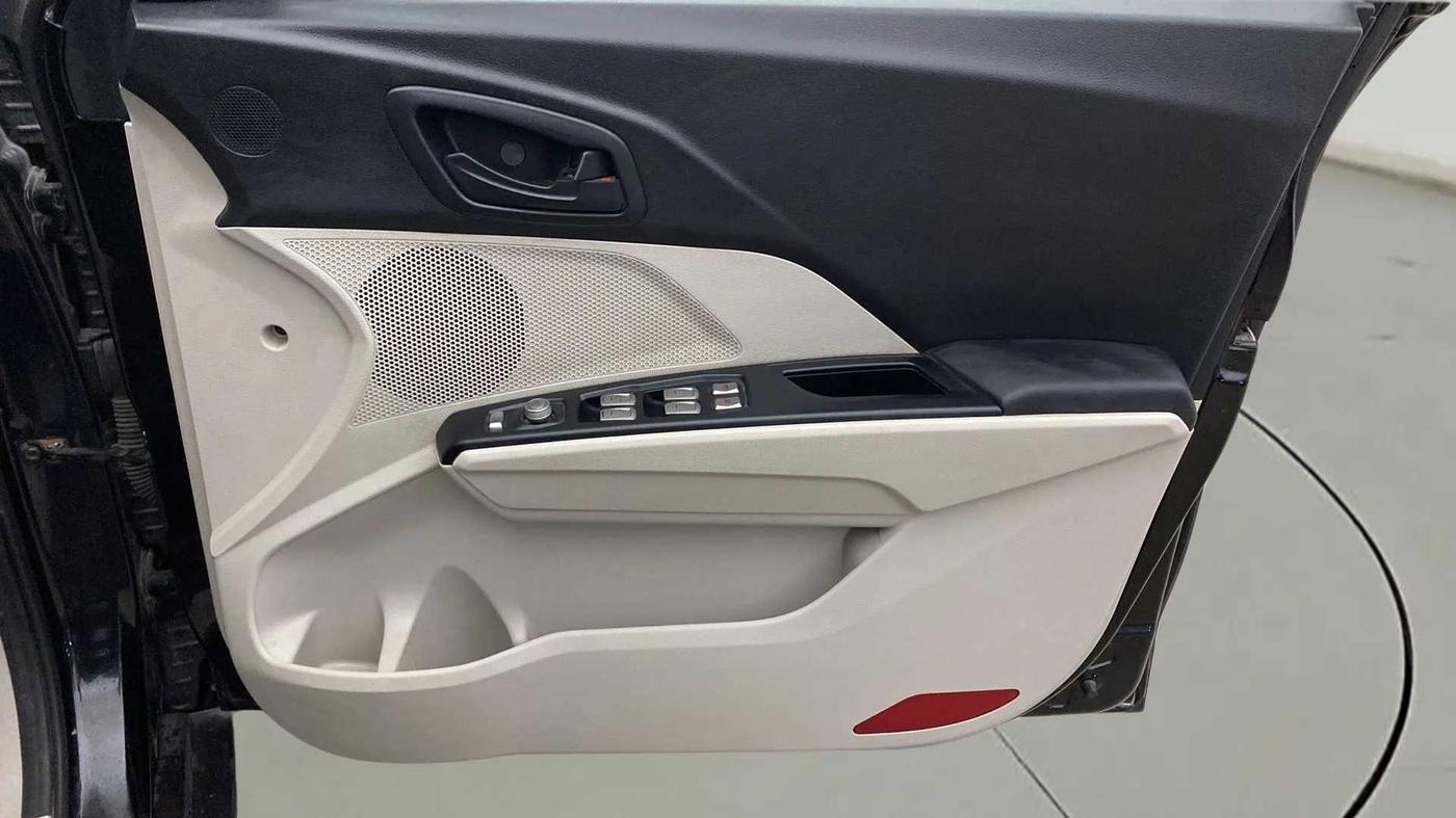 2022 Mahindra XUV300 W6 1.5 DIESEL, Diesel, Manual, 48,617 km, Driver Side Door Panels Control