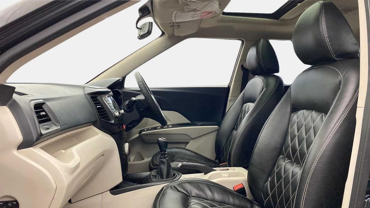 2022 Mahindra XUV300 W6 1.5 DIESEL, Diesel, Manual, 48,617 km, Right Side Front Door Cabin