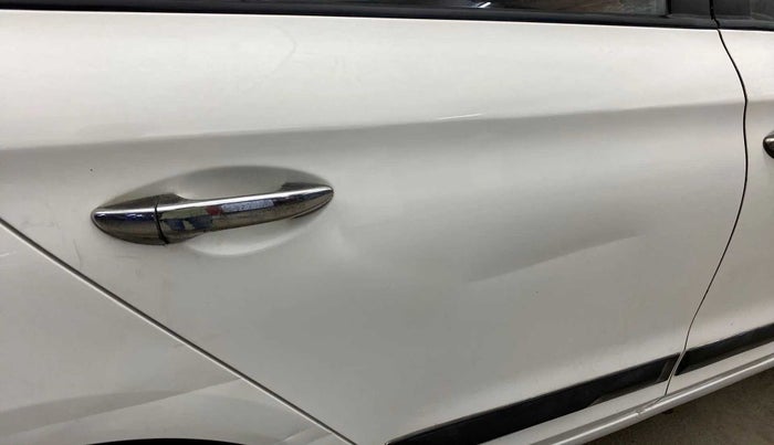 2017 Hyundai Elite i20 MAGNA EXECUTIVE 1.2, CNG, Manual, 1,23,300 km, Right rear door - Slightly dented