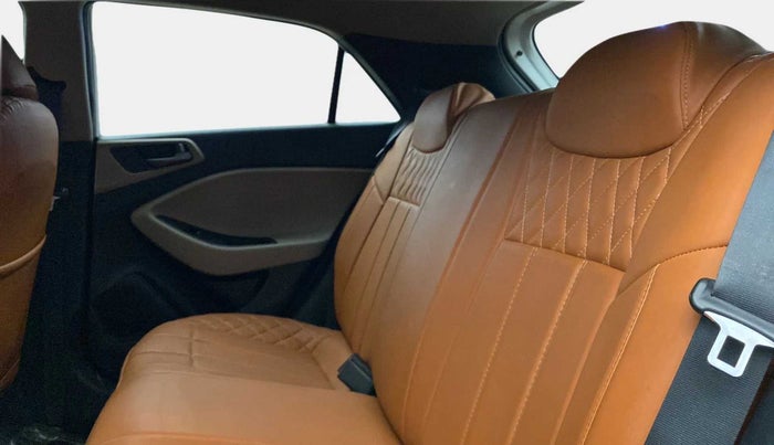2017 Hyundai Elite i20 MAGNA EXECUTIVE 1.2, CNG, Manual, 1,23,300 km, Right Side Rear Door Cabin