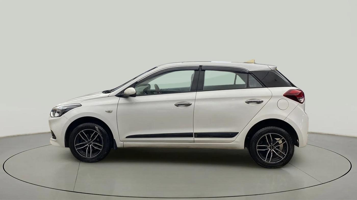 2017 Hyundai Elite i20 MAGNA EXECUTIVE 1.2, CNG, Manual, 1,23,300 km, Left Side