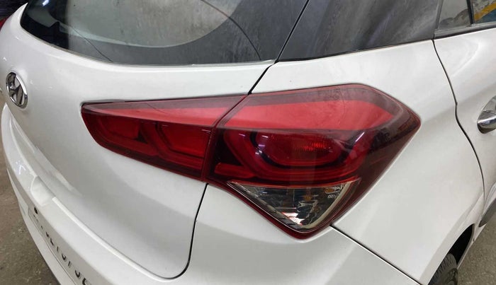 2017 Hyundai Elite i20 MAGNA EXECUTIVE 1.2, CNG, Manual, 1,23,300 km, Right tail light - Reverse gear light not functional