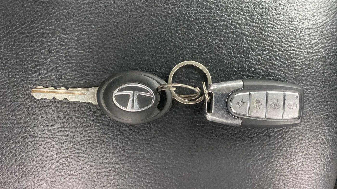 2017 Tata TIGOR XM PETROL, Petrol, Manual, 40,136 km, Key Close Up