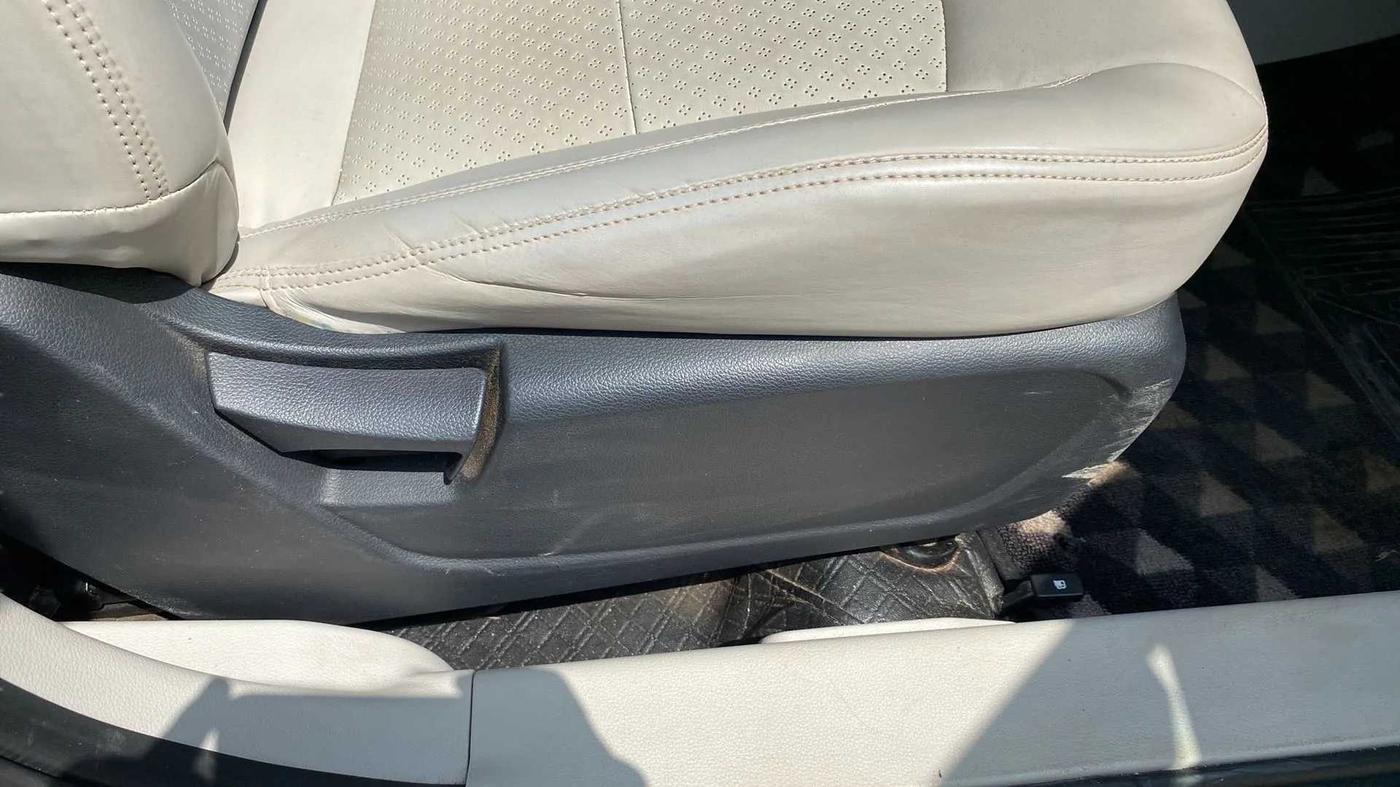 2021 Mahindra XUV300 W6 1.5 DIESEL, Diesel, Manual, 26,656 km, Driver Side Adjustment Panel