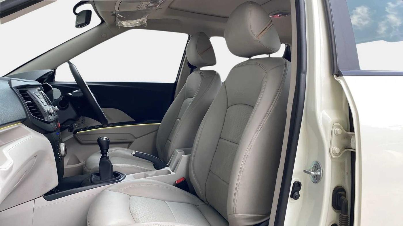2021 Mahindra XUV300 W6 1.5 DIESEL, Diesel, Manual, 26,656 km, Right Side Front Door Cabin