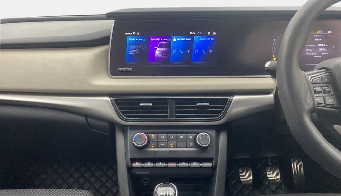 2022 Mahindra XUV700 AX 5 P MT 5 STR, Petrol, Manual, 31,256 km, Air Conditioner