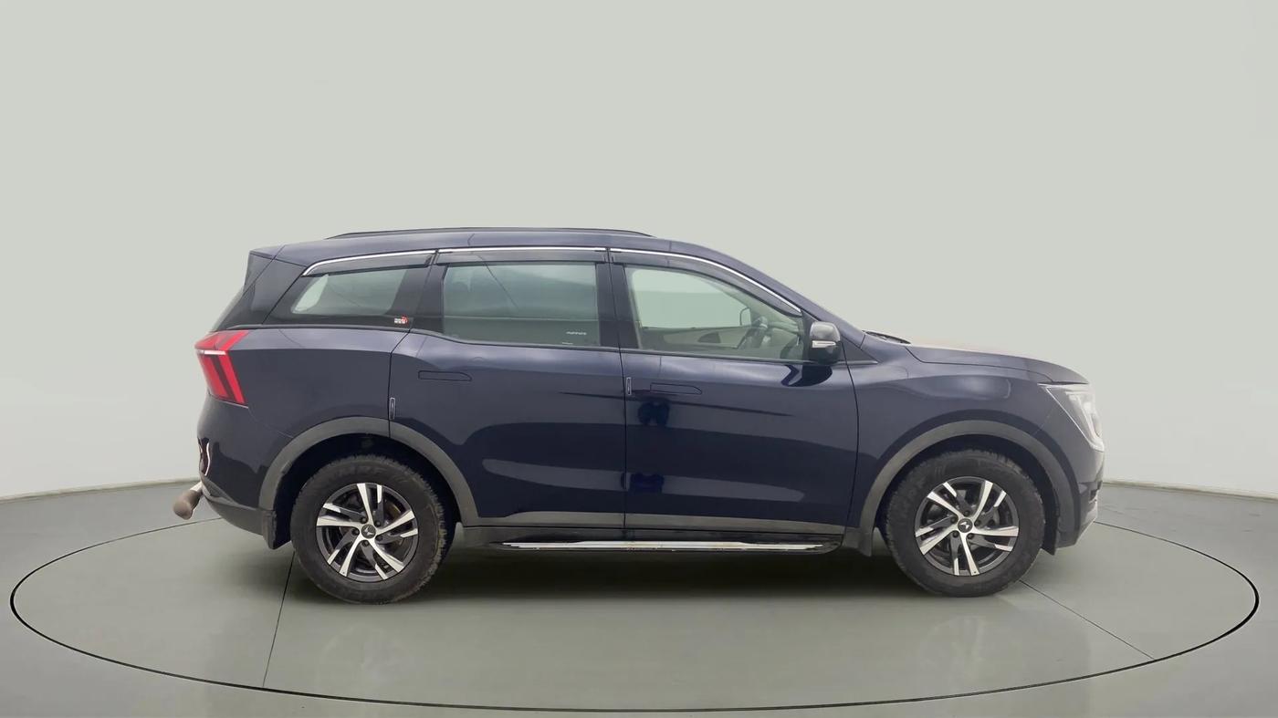 2022 Mahindra XUV700 AX 5 P MT 5 STR, Petrol, Manual, 31,256 km, Right Side View