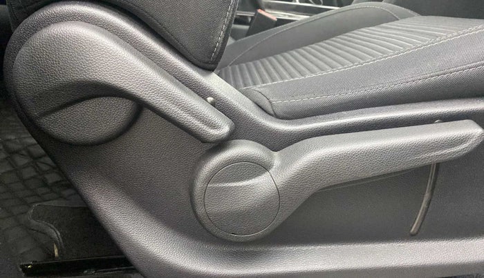 2022 Mahindra XUV700 AX 5 P MT 5 STR, Petrol, Manual, 31,256 km, Driver Side Adjustment Panel