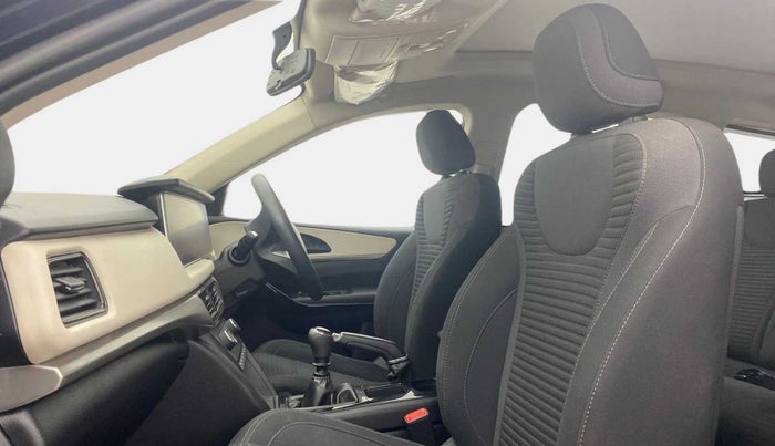 2022 Mahindra XUV700 AX 5 P MT 5 STR, Petrol, Manual, 31,256 km, Right Side Front Door Cabin