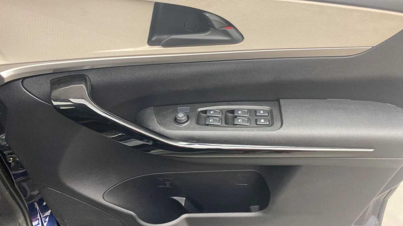 2022 Mahindra XUV700 AX 5 P MT 5 STR, Petrol, Manual, 31,256 km, Driver Side Door Panels Control