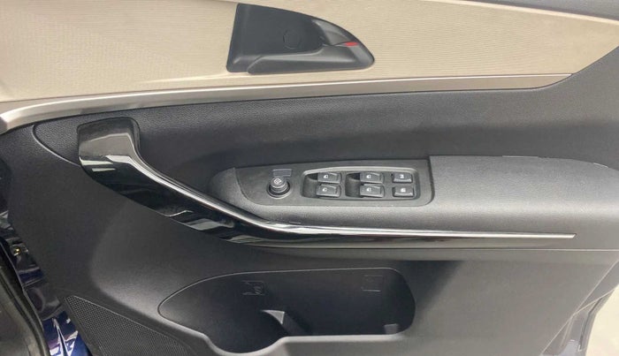 2022 Mahindra XUV700 AX 5 P MT 5 STR, Petrol, Manual, 31,256 km, Driver Side Door Panels Control
