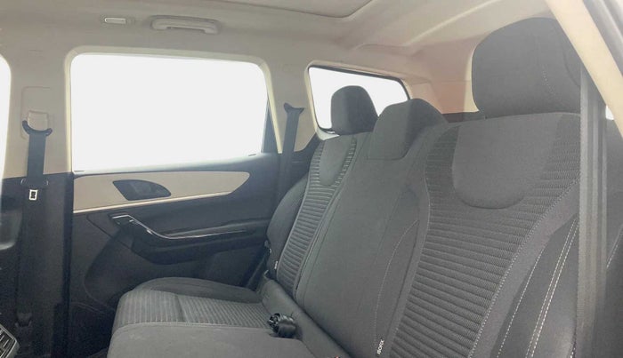 2022 Mahindra XUV700 AX 5 P MT 5 STR, Petrol, Manual, 31,256 km, Right Side Rear Door Cabin