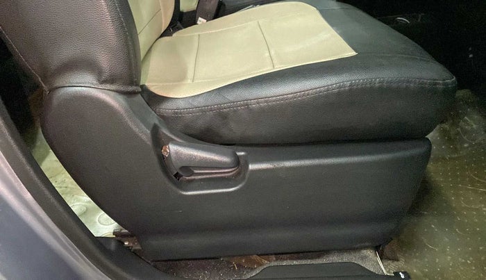2015 Maruti Wagon R 1.0 LXI CNG, CNG, Manual, 26,161 km, Driver Side Adjustment Panel