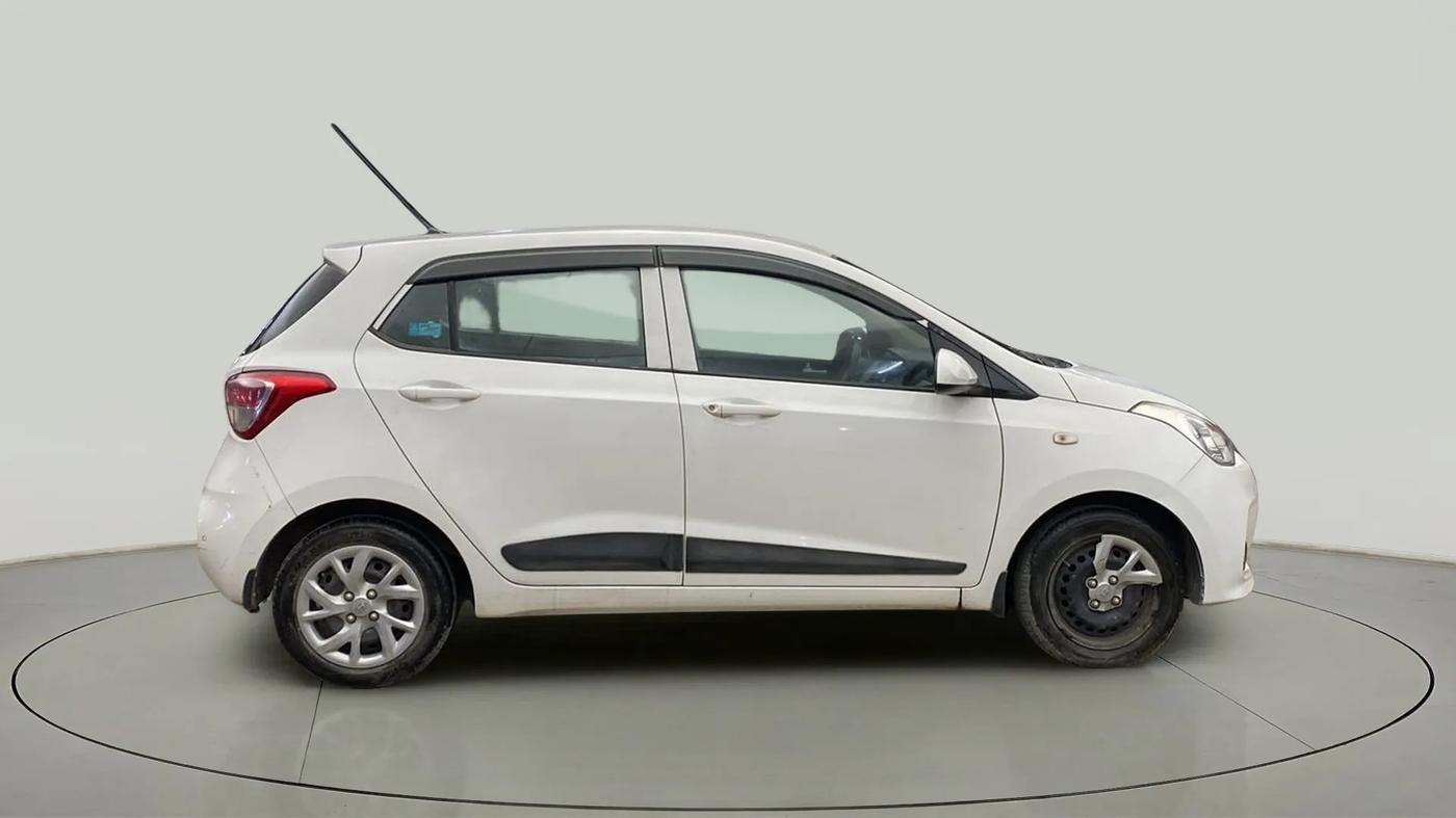 2017 Hyundai Grand i10 SPORTZ 1.2 KAPPA VTVT, Petrol, Manual, 23,654 km, Right Side View