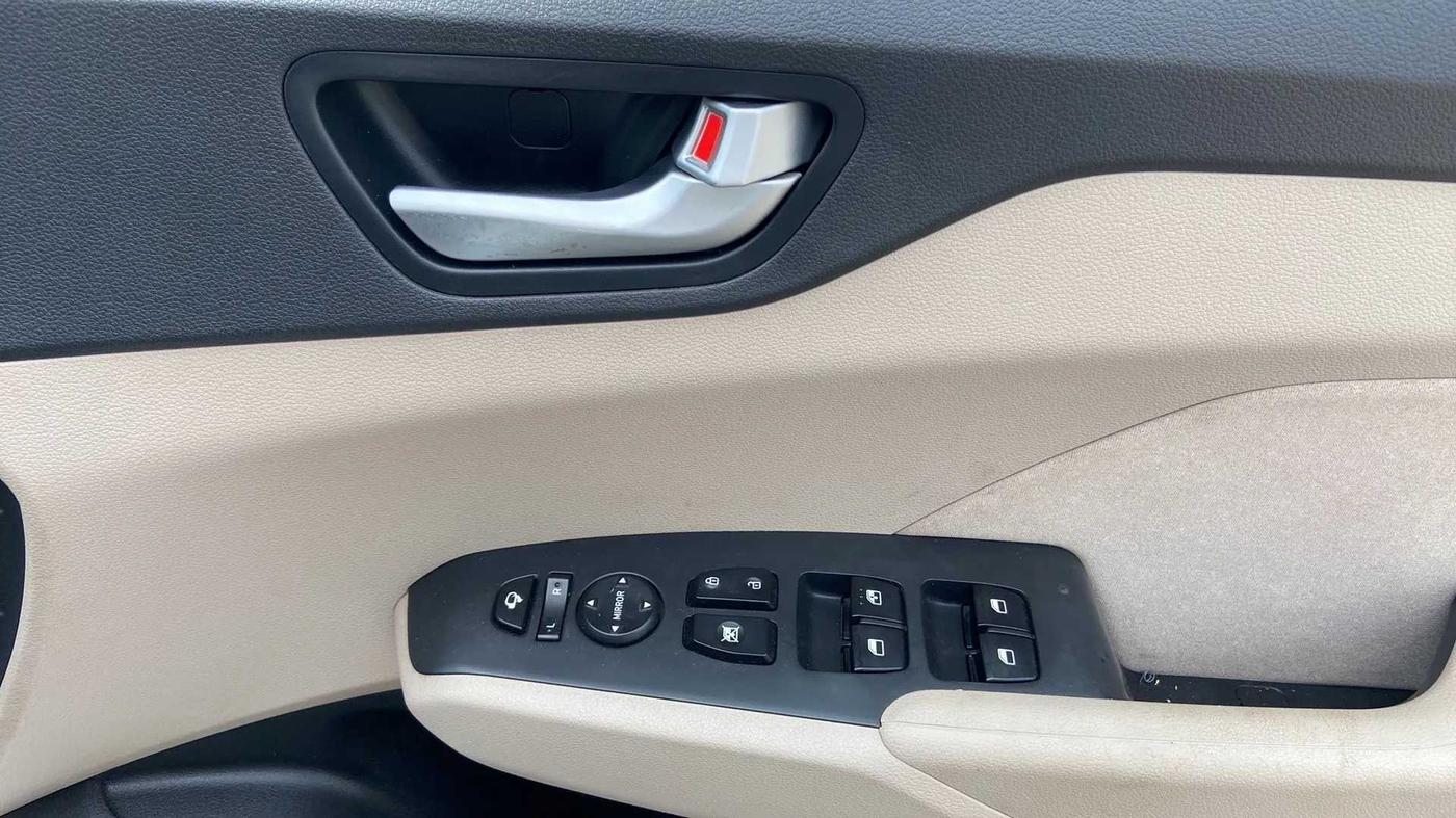2019 Hyundai Verna 1.6 VTVT SX, Petrol, Manual, 60,396 km, Driver Side Door Panels Control