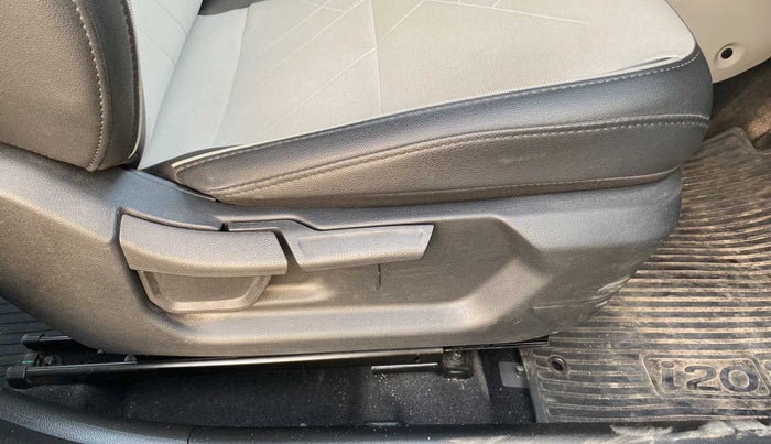 2023 Hyundai NEW I20 ASTA (O) 1.2 IVT, Petrol, Automatic, 7,652 km, Driver Side Adjustment Panel