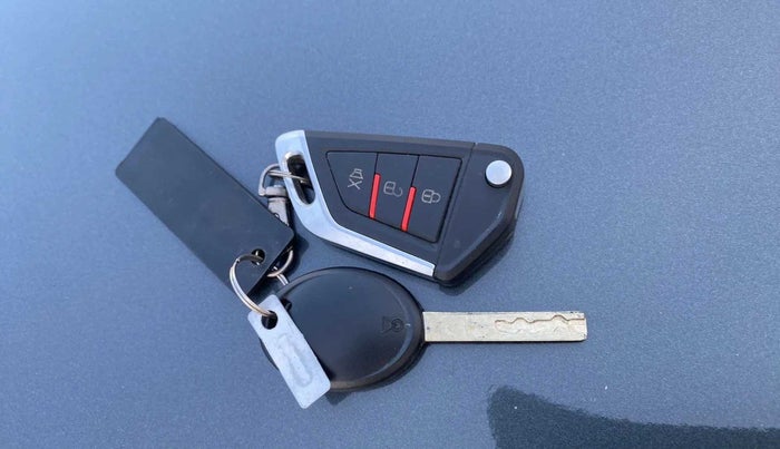 2022 Tata PUNCH PURE MT, Petrol, Manual, 15,081 km, Key Close Up