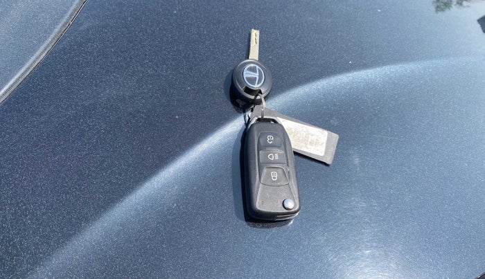 2018 Tata NEXON KRAZ MT PETROL, Petrol, Manual, 41,812 km, Key Close Up