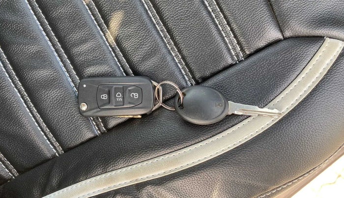 2017 Tata Tiago XT PETROL, CNG, Manual, 1,23,386 km, Key Close Up