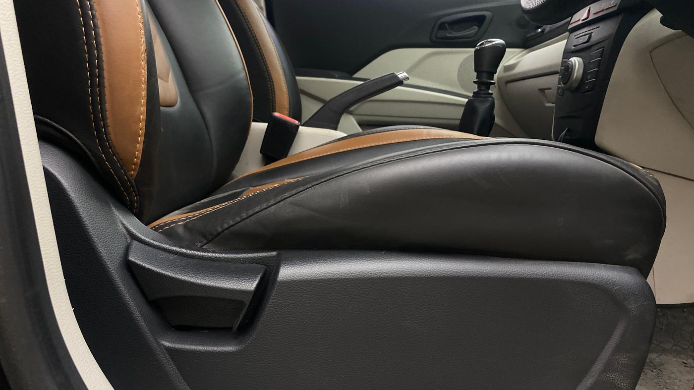 2023 Mahindra XUV300 W4 1.2 PETROL, Petrol, Manual, 68,057 km, Driver Side Adjustment Panel