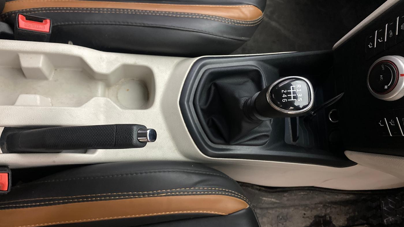 2023 Mahindra XUV300 W4 1.2 PETROL, Petrol, Manual, 68,057 km, Gear Lever