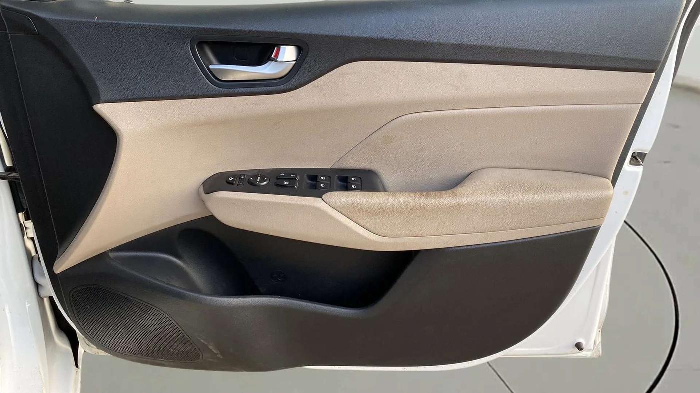 2019 Hyundai Verna 1.6 VTVT SX (O) AT, Petrol, Automatic, 72,170 km, Driver Side Door Panels Control