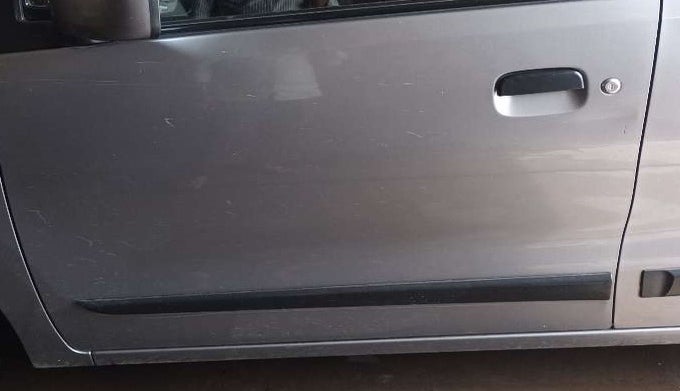 2017 Maruti Wagon R 1.0 VXI AMT, Petrol, Automatic, 20,576 km, Front passenger door - Minor scratches