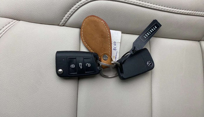 2022 Volkswagen VIRTUS HIGHLINE TSI 1.0 AT, Petrol, Automatic, 19,214 km, Key Close Up