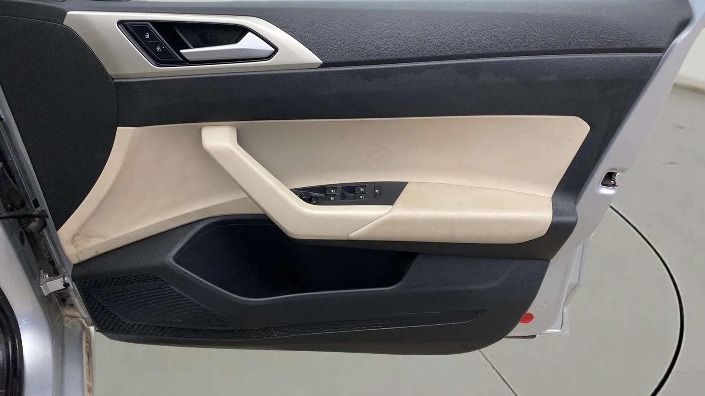 2022 Volkswagen VIRTUS HIGHLINE TSI 1.0 AT, Petrol, Automatic, 19,214 km, Driver Side Door Panels Control