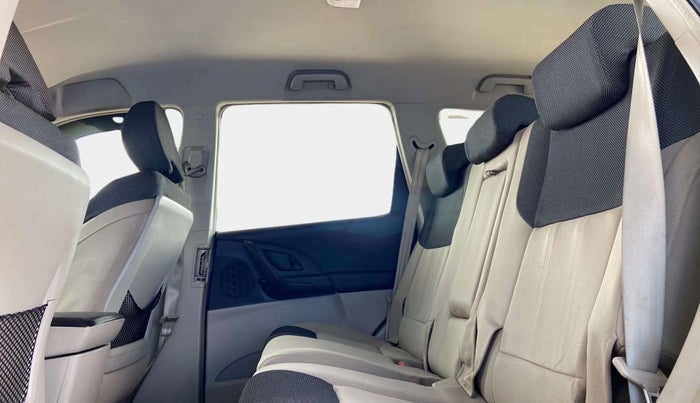 2016 Mahindra XUV500 W4, Diesel, Manual, 45,852 km, Right Side Rear Door Cabin