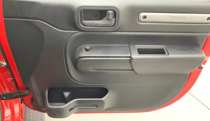 2022 Mahindra Thar LX PETROL HT 4WD AT, Petrol, Automatic, 9,553 km, Driver Side Door Panels Control