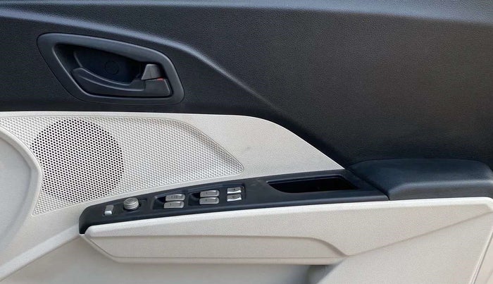 2020 Mahindra XUV300 W6 1.2 PETROL, Petrol, Manual, 16,577 km, Driver Side Door Panels Control