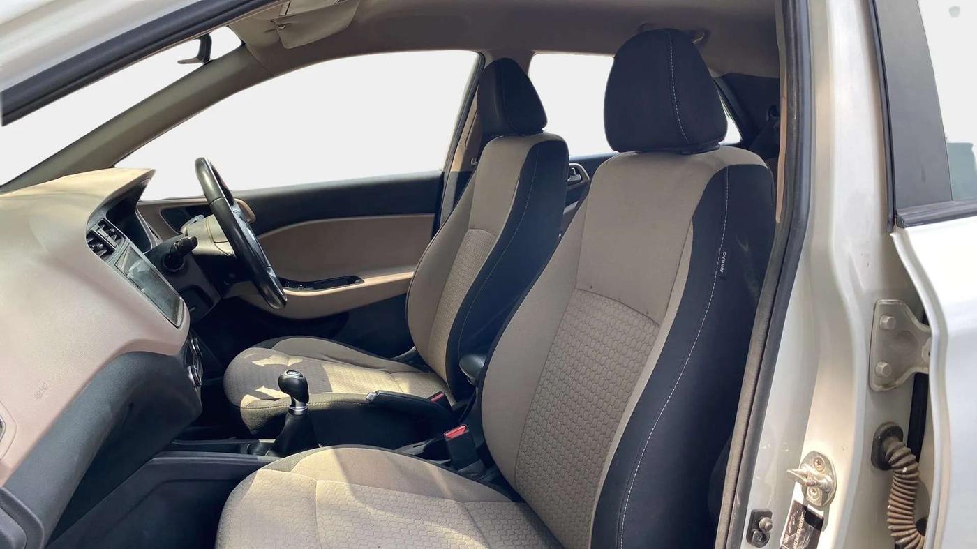 2017 Hyundai Elite i20 ASTA 1.2 (O), Petrol, Manual, 47,032 km, Right Side Front Door Cabin