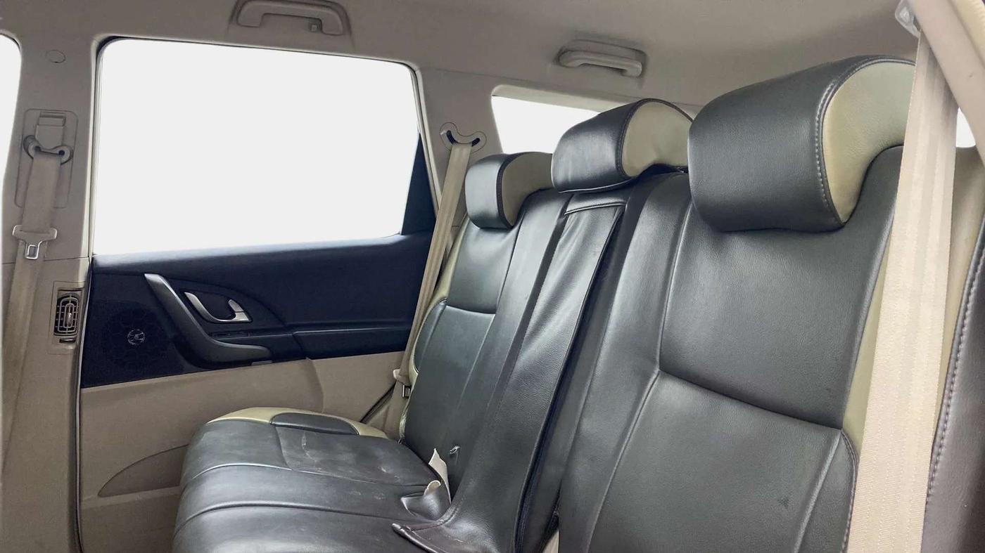 2015 Mahindra XUV500 W6, Diesel, Manual, 26,320 km, Right Side Rear Door Cabin