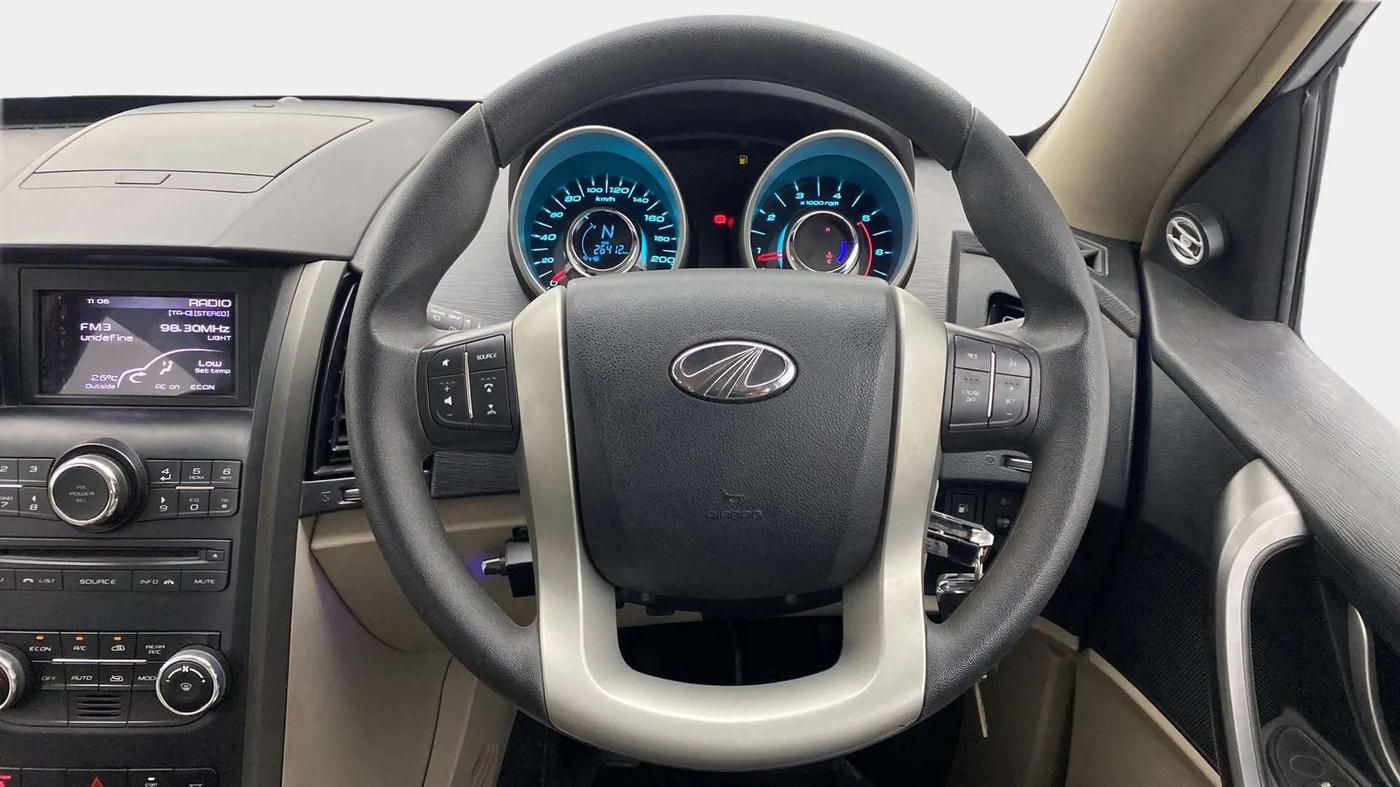 2015 Mahindra XUV500 W6, Diesel, Manual, 26,320 km, Steering Wheel Close Up