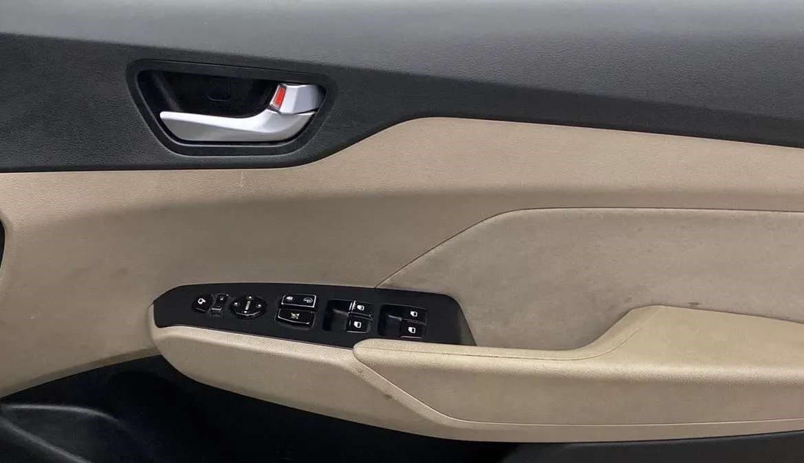 2017 Hyundai Verna 1.6 VTVT SX, Petrol, Manual, 99,461 km, Driver Side Door Panels Control