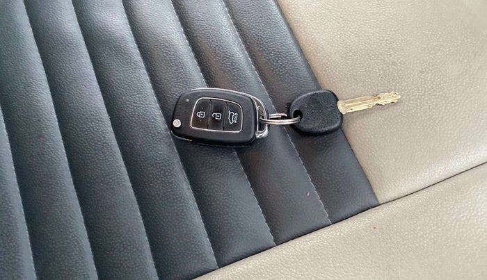 2021 Hyundai VENUE S 1.2, Petrol, Manual, 11,753 km, Key Close Up