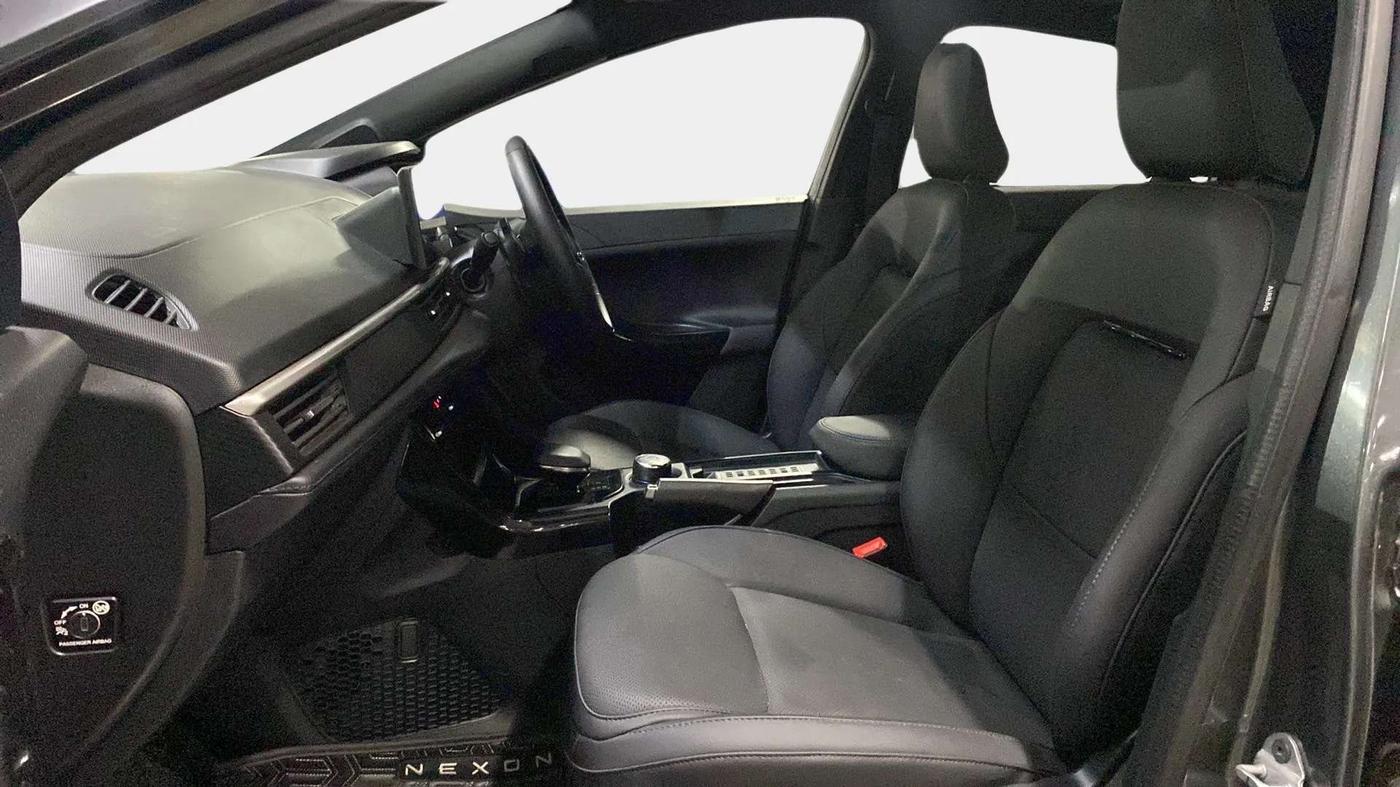 2024 Tata NEXON FEARLESS + SUNROOF DCA DUAL TONE 1.2 PETROL, Petrol, Automatic, 11,540 km, Right Side Front Door Cabin
