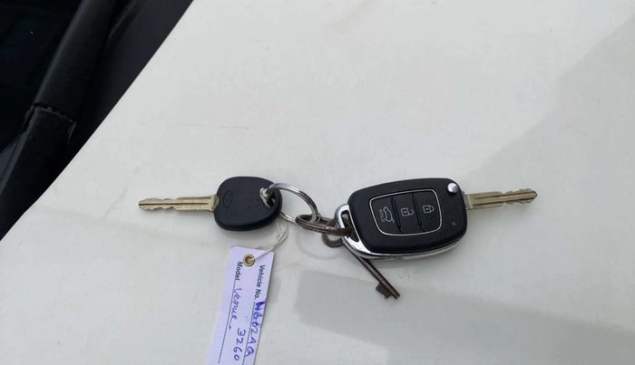 2020 Hyundai VENUE S 1.2, Petrol, Manual, 28,645 km, Key Close Up
