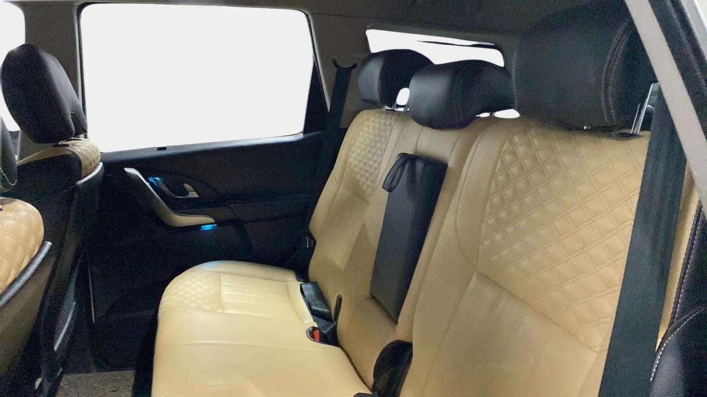 2019 Mahindra XUV500 W7, Diesel, Manual, 89,344 km, Right Side Rear Door Cabin