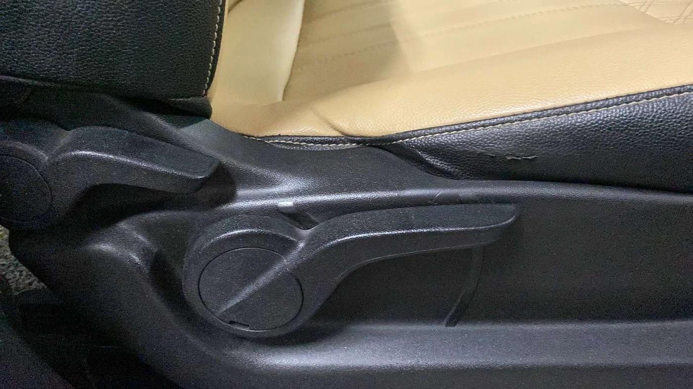 2019 Mahindra XUV500 W7, Diesel, Manual, 89,344 km, Driver Side Adjustment Panel