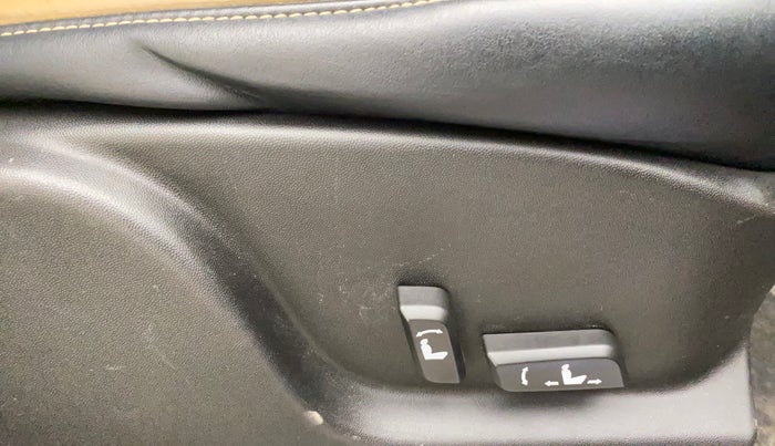 2018 Mahindra XUV500 W11 (O) AWD AT, Diesel, Automatic, 52,734 km, Driver Side Adjustment Panel