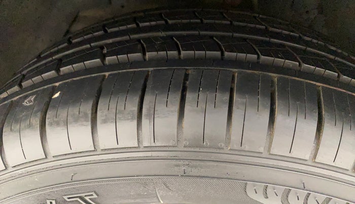 2018 Mahindra XUV500 W11 (O) AWD AT, Diesel, Automatic, 52,734 km, Left Front Tyre Tread
