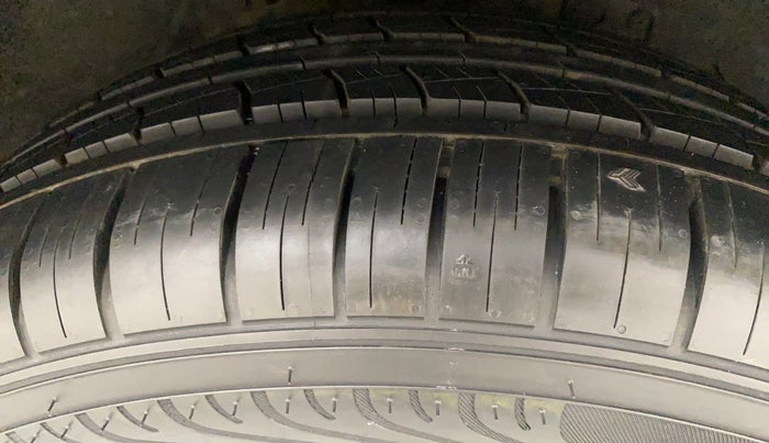 2018 Mahindra XUV500 W11 (O) AWD AT, Diesel, Automatic, 52,734 km, Right Front Tyre Tread